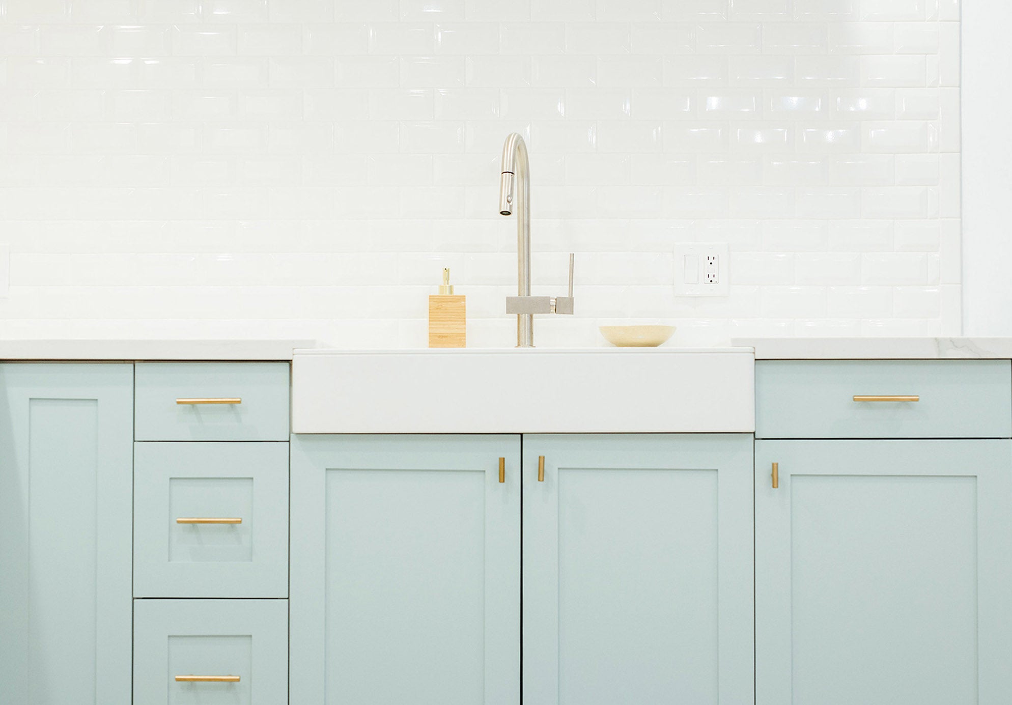 http://www.clare.com/cdn/shop/articles/robyn_kitchen_cabinet_colors_Headspace-Hero.jpg?v=1622815855